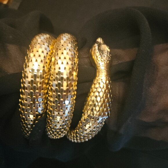 VINTAGE GOLD TONE COILED MESH SNAKE BRACELET - Picture 2 of 7